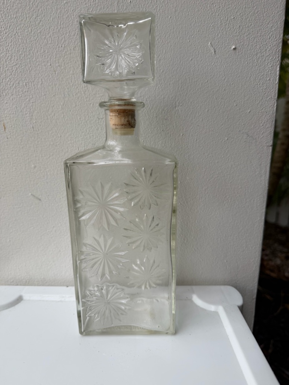 Clear Glass Starburst Decanter with Stopper